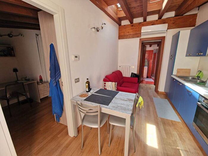 Appartamento trilocale in affitto in Via Francesco Brioschi, Pezzotti Meda, Milano
