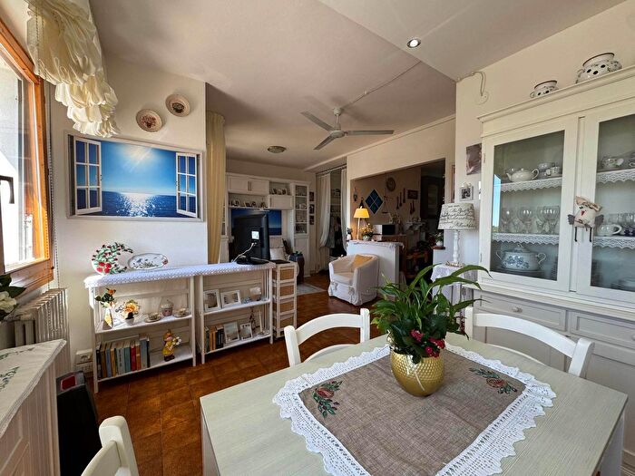 Appartamento con 6 locali in vendita in Via Pasubio, Cecina