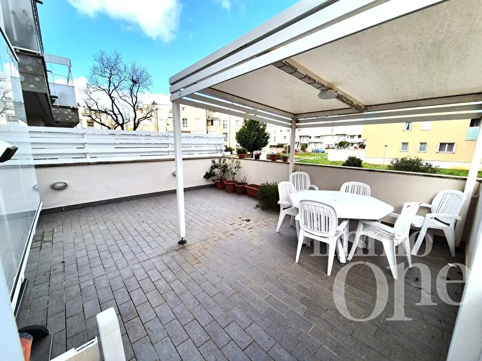 Appartamento con 6 locali in vendita in Via Renato Natali, Livorno