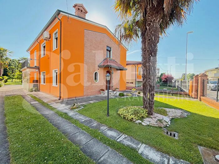 Casa con 8 locali in vendita in Piove Di Sacco