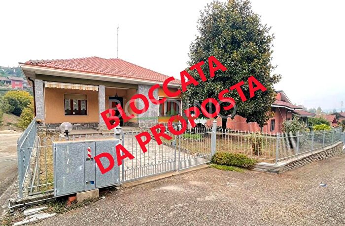 Casa con 5 locali in vendita in Via Quattro Novembre Snc, Castagnito