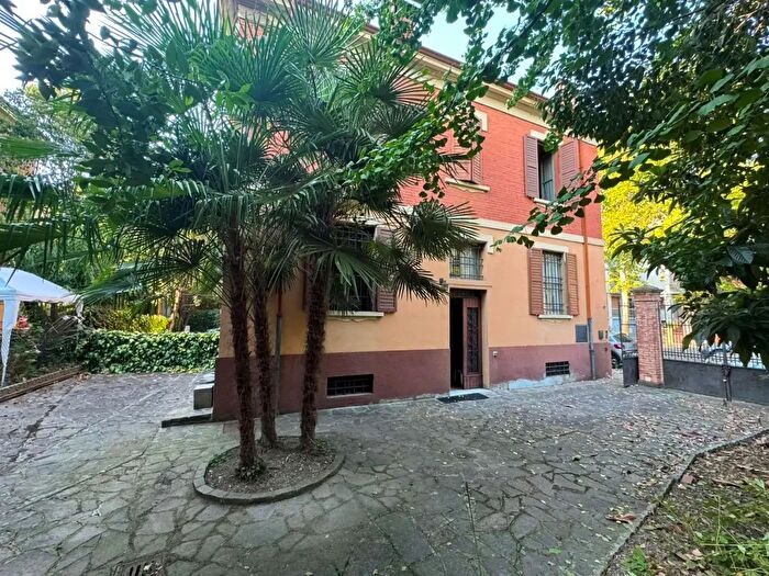 Casa con 8 locali in vendita in Viale Tassoni, Modena