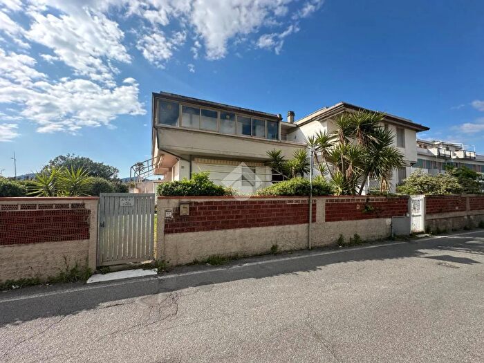 Appartamento quadrilocale in vendita in Via Comano, Carrara