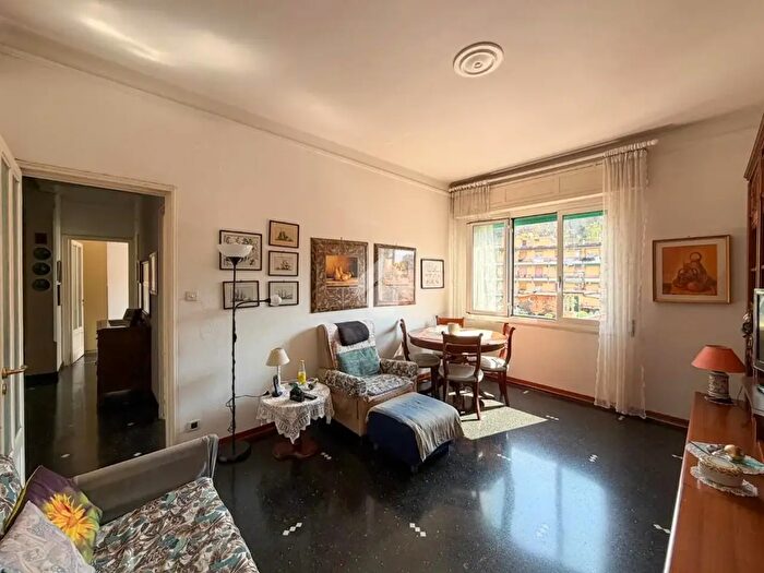 Appartamento trilocale in vendita in Via Faliero Vezzani, Genova