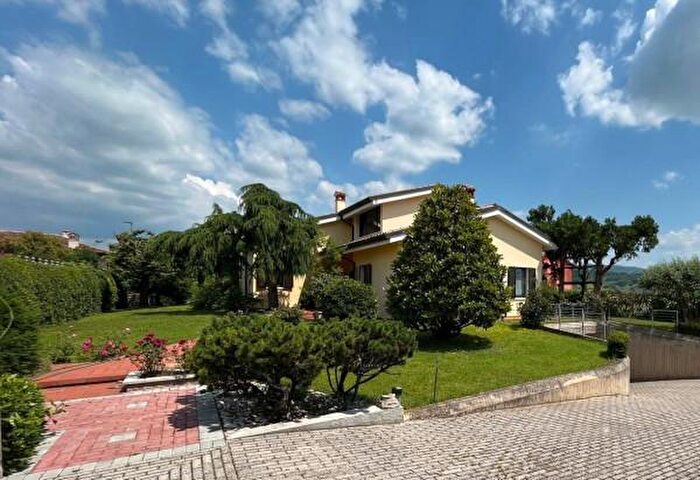 Casa con 6 locali in vendita in Via Belvedere, Verona