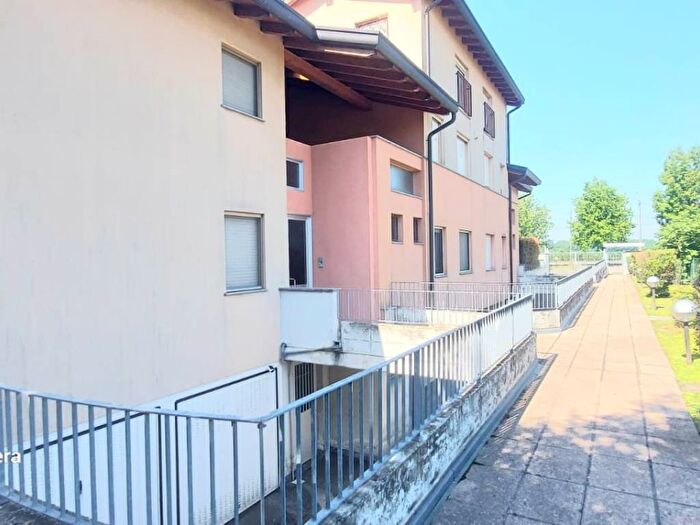 Appartamento trilocale in affitto in Via Lombardia, Lomazzo