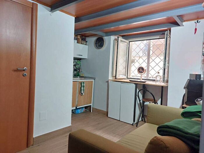 Appartamento monolocale in affitto in Via Francesco Solimena, Vomero, Napoli