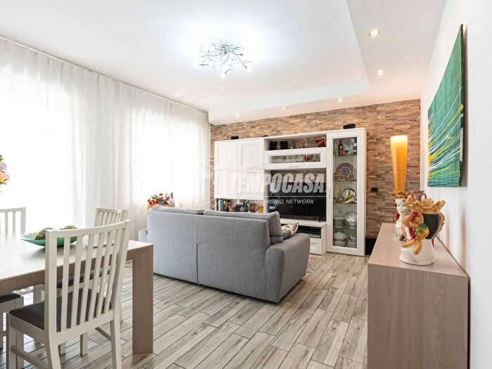 Appartamento trilocale in vendita in Via Galileo Galilei, Costa Masnaga