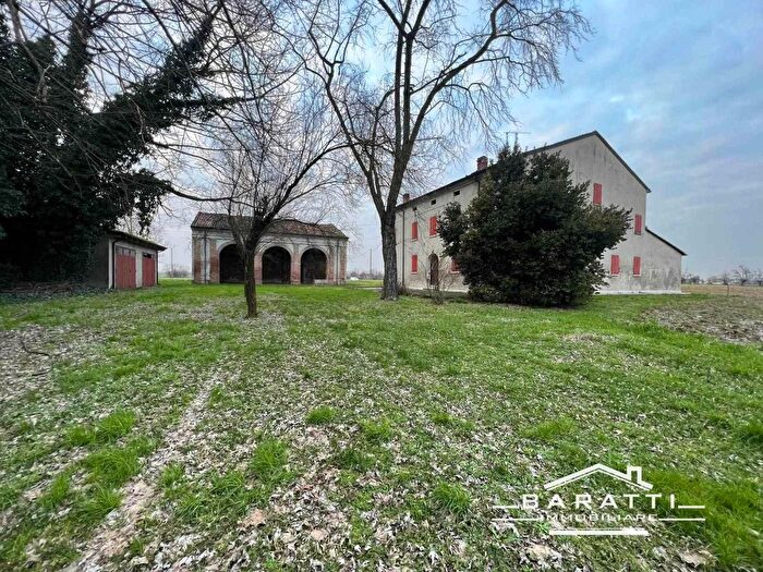 Casa con 8 locali in vendita in Suzzara