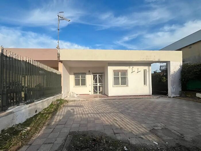 Casa trilocale in vendita in Viale Giacinto Diano, Castel Volturno