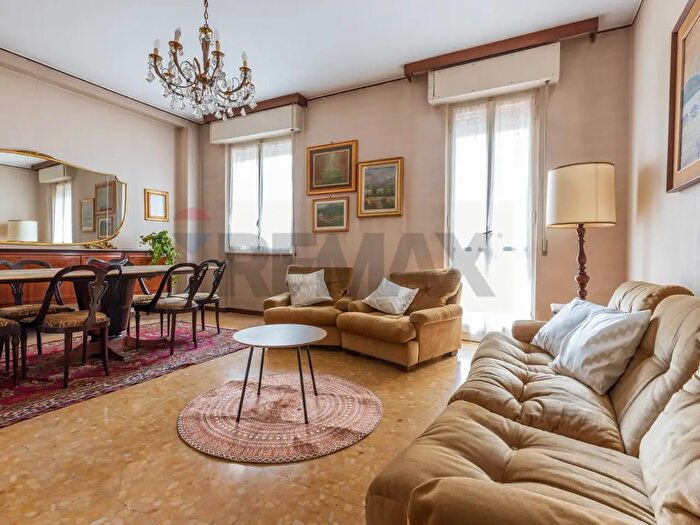 Appartamento trilocale in vendita in Via Cavour, Legnano