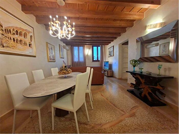 Casa quadrilocale in affitto in via mazzini, Centro Storico, Verona