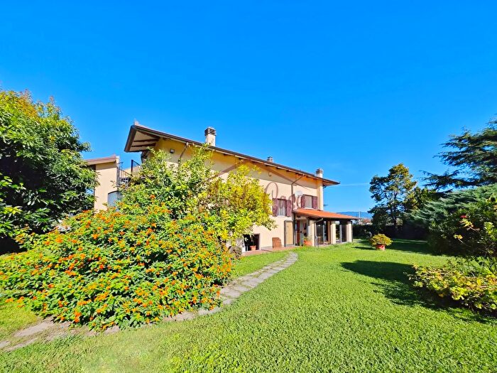 Casa con 8 locali in vendita in Via Forano, Ameglia