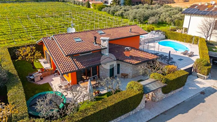 Casa con 6 locali in vendita in Via Don Leone Pachera, Fumane