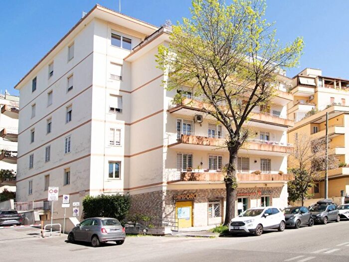 Appartamento con 6 locali in affitto in Viale delle Medaglie dOro, Medaglie dOro, Roma