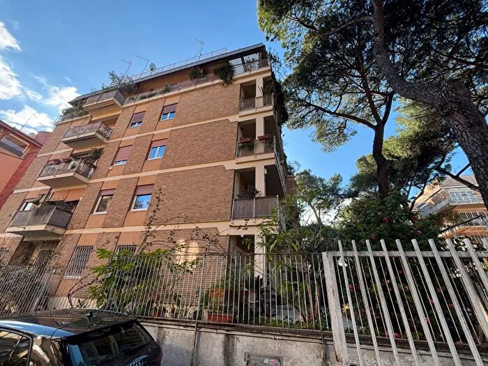 Appartamento quadrilocale in vendita in Via Tonezza, Roma