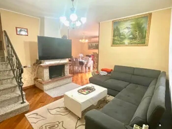 Casa quadrilocale in vendita in Via Rho, Cornaredo
