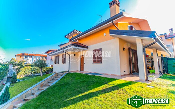 Casa con 5 locali in vendita in Via Brughiera, Bareggio