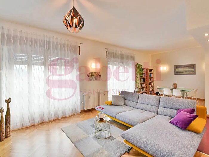 Appartamento quadrilocale in vendita in Via Umberto Maddalena, Mariano Comense