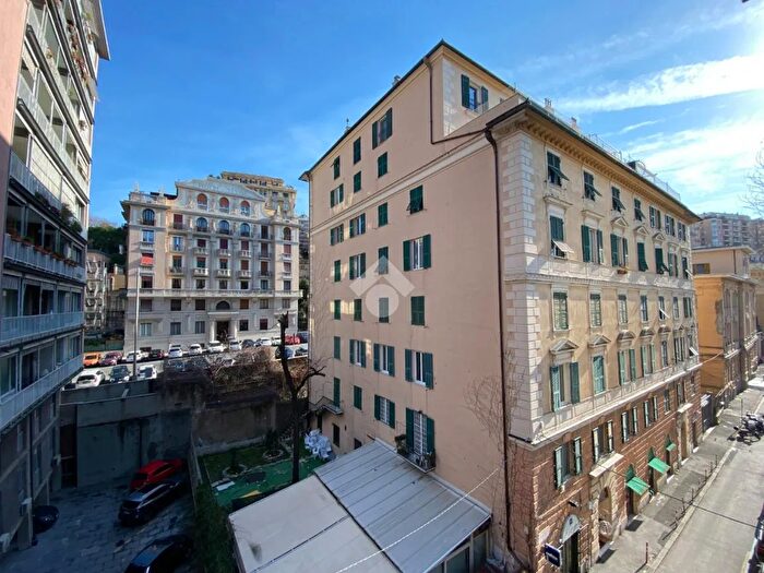 Appartamento con 5 locali in vendita in Via Monte Suello, Genova