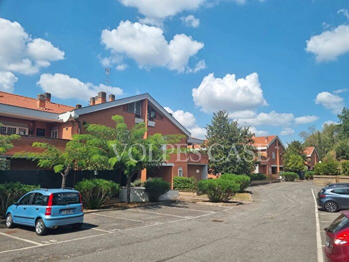 Appartamento trilocale in vendita in Via Saronno, Roma