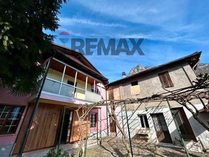 Casa con 8 locali in vendita in Costa Volpino