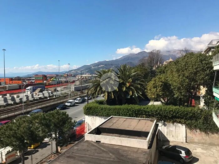 Appartamento trilocale in vendita in Via Prà, Genova