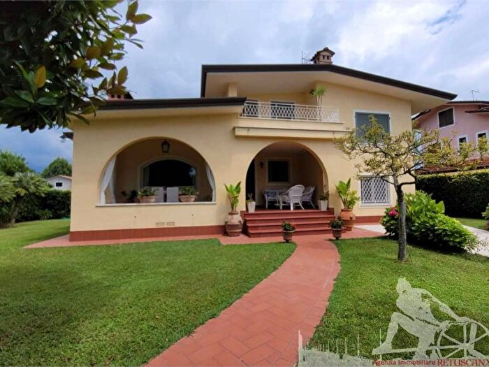 Casa con 6 locali in affitto in Caranna, Forte dei Marmi