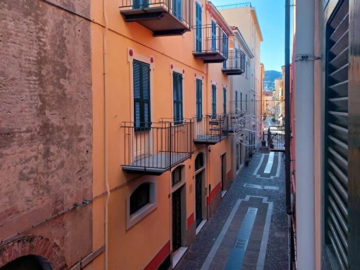 Appartamento trilocale in vendita in Vico Mameli, Spotorno