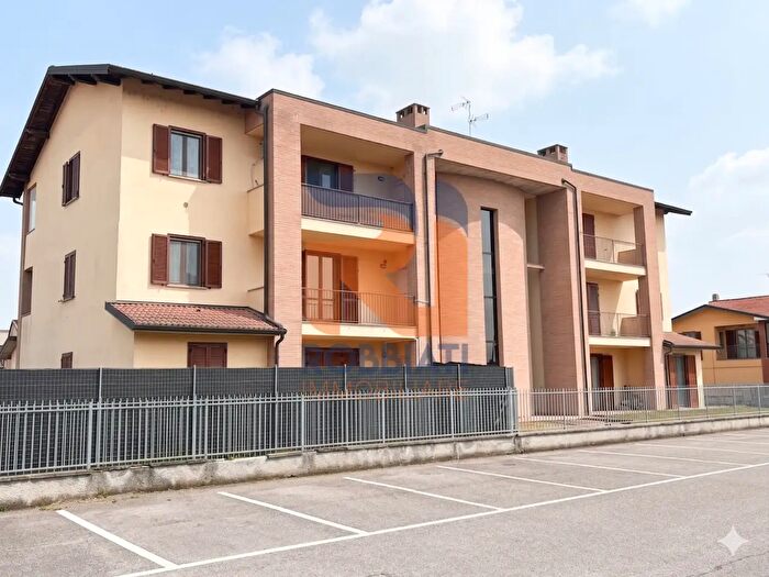 Appartamento trilocale in vendita in Via Pietro Nenni, Albuzzano