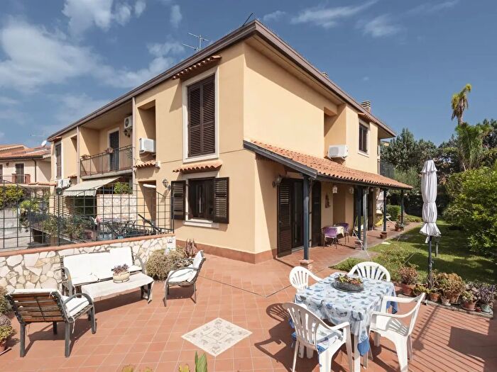 Casa con 9 locali in vendita in Via Duca degli Abruzzi, San Giovanni La Punta