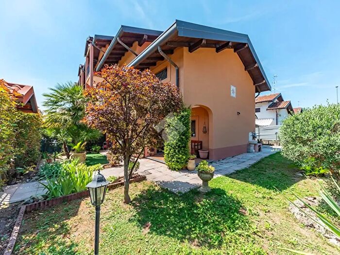 Casa con 6 locali in vendita in Via Monte Generoso, Caronno Pertusella