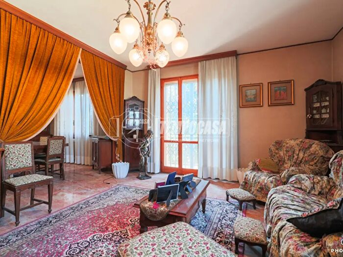 Casa con 8 locali in vendita in Via Monte Bianco, Ravenna