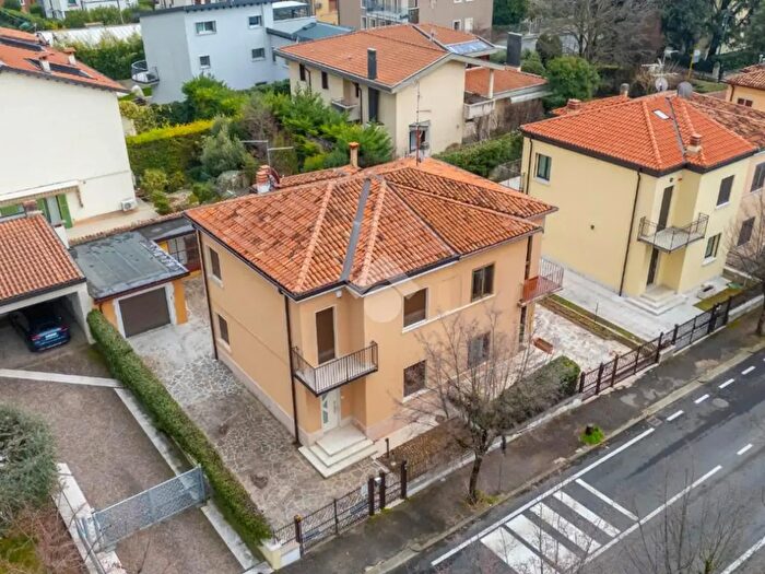 Casa con 5 locali in vendita in Via G Degani, Grezzana