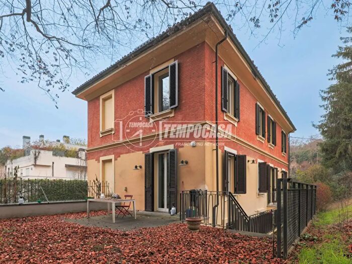 Casa con 9 locali in vendita in Via Odofredo, Bologna