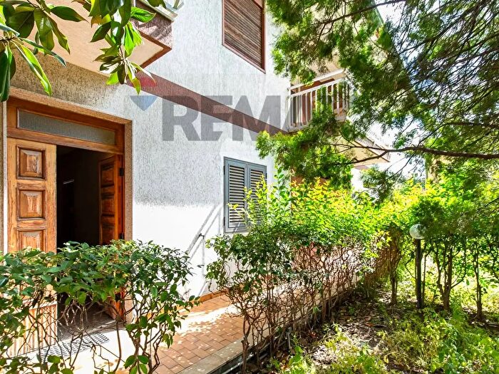 Casa con 6 locali in vendita in Via Lodi, Catania