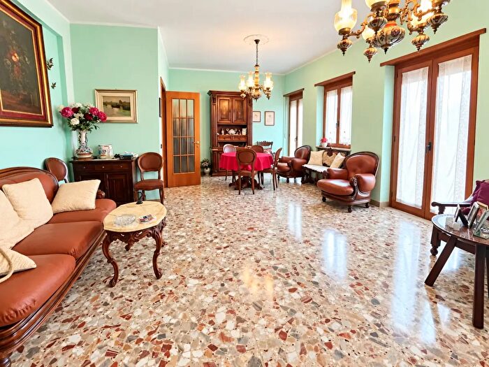 Appartamento con 5 locali in vendita in Via Vicolo Terra', Verona