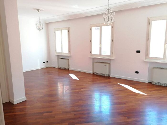 Appartamento con 5 locali in affitto in Rua Dei Frati Minori, Centro Storico, Modena