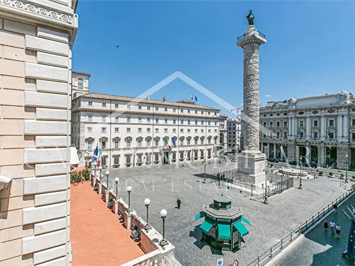 Appartamento con 7 locali in vendita in Via della Colonna Antonina, Roma