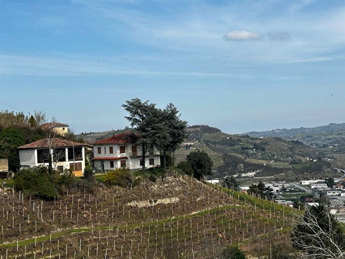 Casa con 8 locali in vendita in Santo Stefano Belbo Cuneo, Santo Stefano Belbo