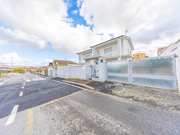 Casa quadrilocale in affitto in VIA MASSA DI SAN GIULIANO, Castelverde, Roma