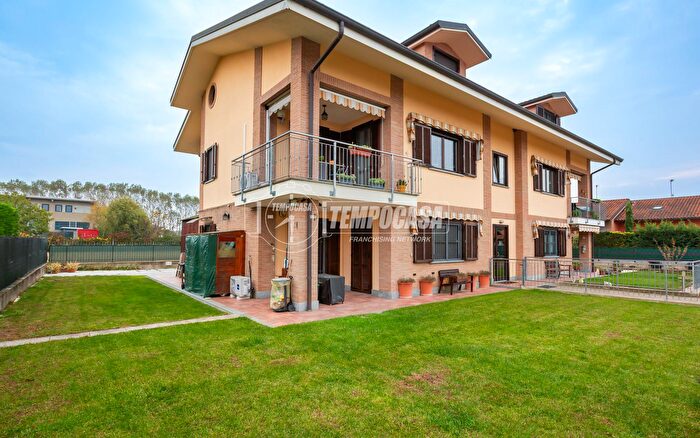 Appartamento con 5 locali in vendita in Via Giuseppe Garibaldi, Santena