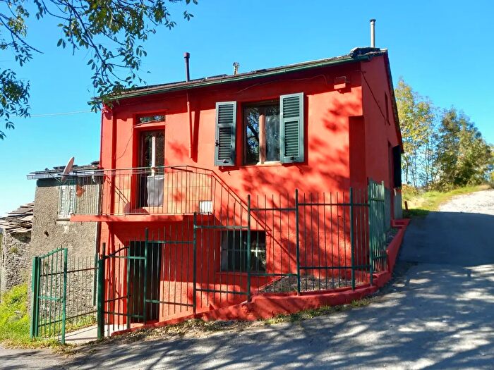 Casa con 6 locali in vendita in Neirone
