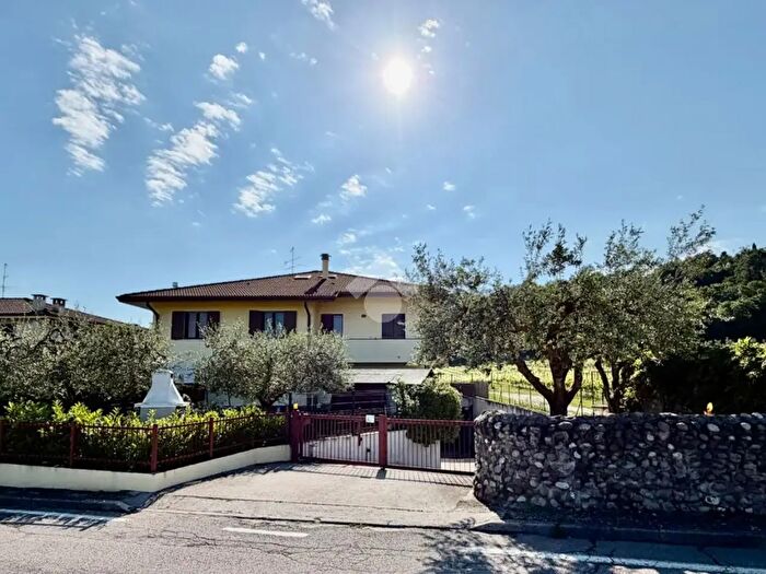 Appartamento trilocale in vendita in Via Sambuco, Pastrengo