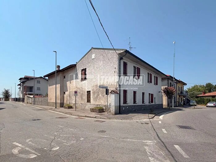 Casa quadrilocale in vendita in Via Filippo da Levania, Comazzo