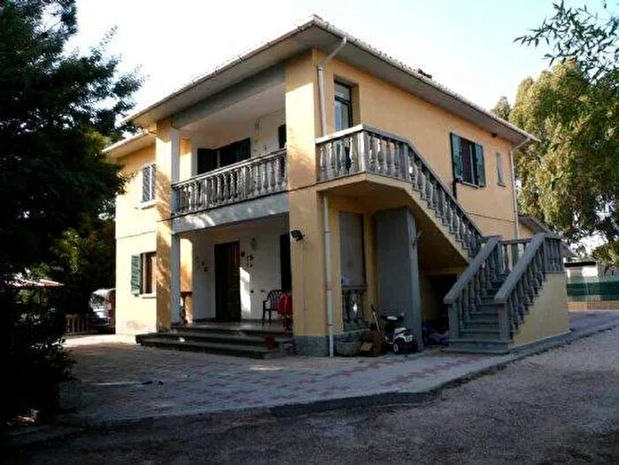 Casa con 5 locali in vendita in Cecina