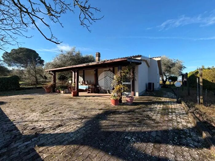 Casa con 5 locali in vendita in Via Montebello, Montelibretti