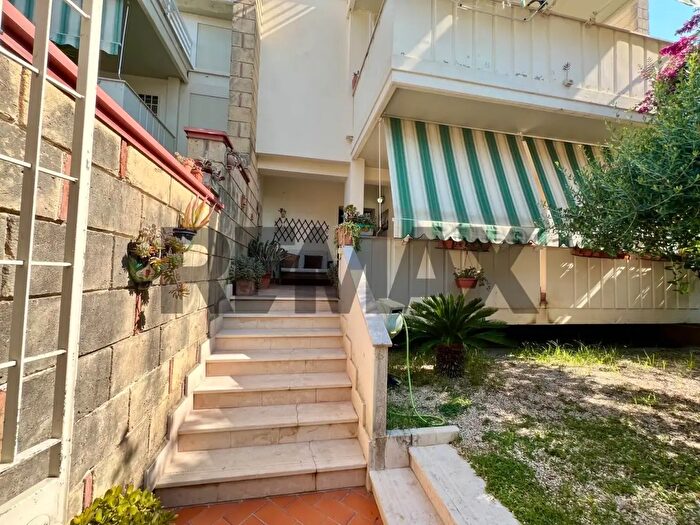 Casa con 13 locali in vendita in Caserta