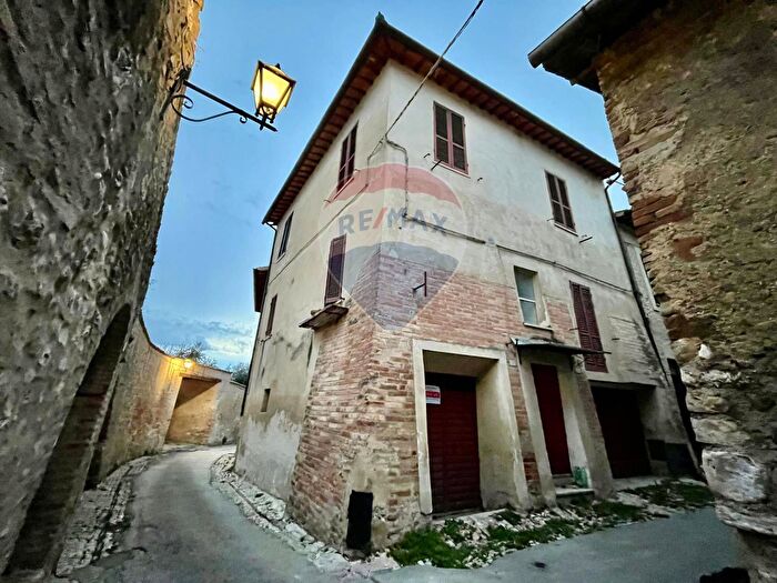 Casa con 6 locali in vendita in Via De Cuppis, Montefalco