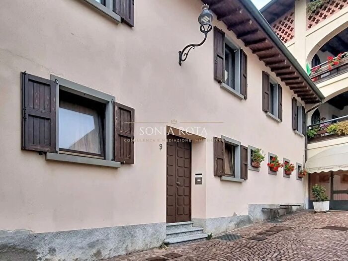 Appartamento con 7 locali in vendita in Piazza Castello, Scanzorosciate